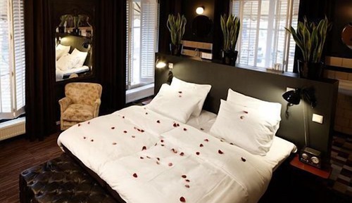 Honeymoon Suite
