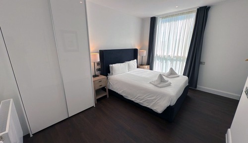 Apartment, Roll-in Shower