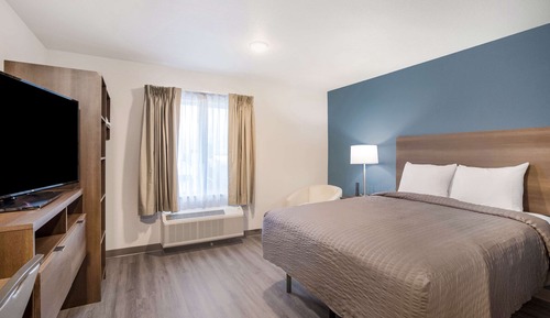 Queen Suite w/ Dishwasher (Dishes/Cookware Included)