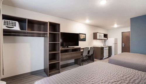 Queen Suite Two Queen Beds w/ Dishwasher (Dishes/Cookware Included)