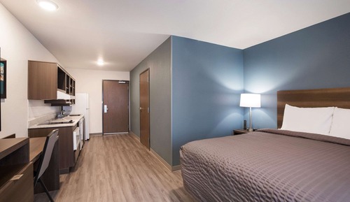 Queen Suite w/ Dishwasher (Dishes/Cookware Included) Accessible
