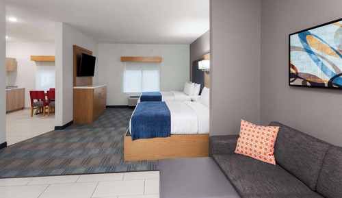 Suite, Multiple Beds, Kitchenette (2 TVs)