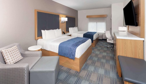 Standard Room, 2 Queen Beds (Lounge Chair)