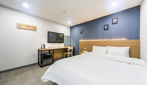 Room (Standard Room (Non-smoking / Free acc)