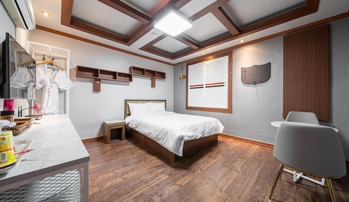 Room (Bed)