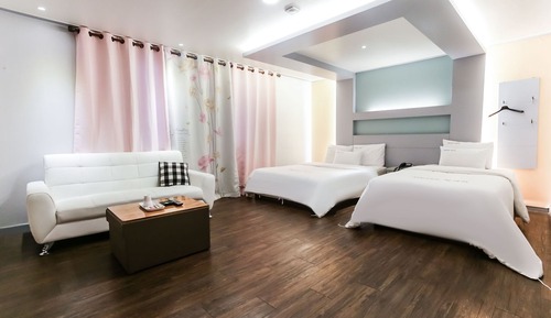 Room (Twin)