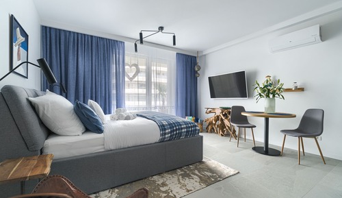 Deluxe Studio, 1 Queen Bed, Partial Lake View