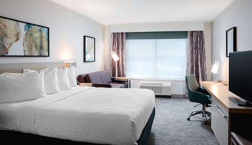 Deluxe Room, 1 King Bed, Accessible, Bathtub