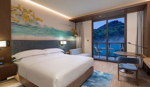 Deluxe Room, 1 Queen Bed, Balcony