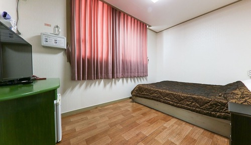 Room (Bed)