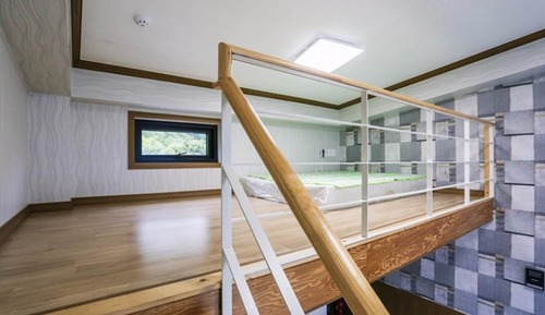 Room (Room 203)