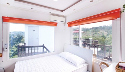 Room (Room 502 (2F))