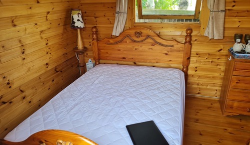 Classic Cabin, Lake View (Barn Owl - Glamping Pod)