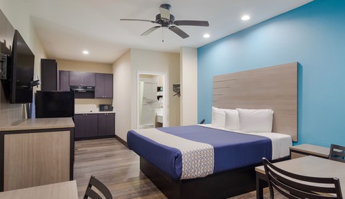 Deluxe Room, 1 King Bed, Kitchenette