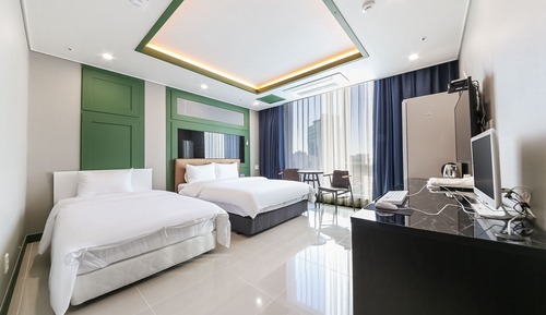 Room (Twin)