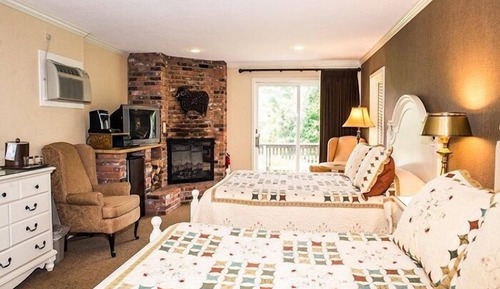 2 Queen beds w/fireplace (seasonal)