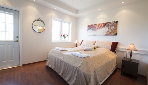 Basic Double Room, 1 King Bed, Shared Bathroom