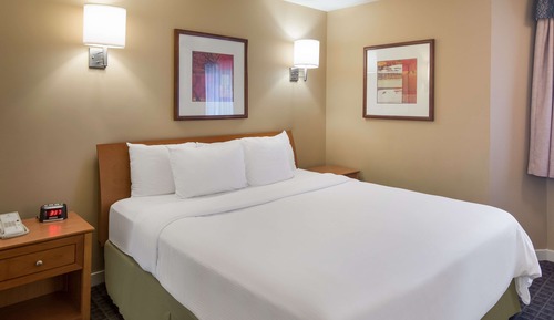 Suite, 1 Queen Bed with Sofa bed, Non Smoking, Refrigerator & Microwave (with Sofabed)