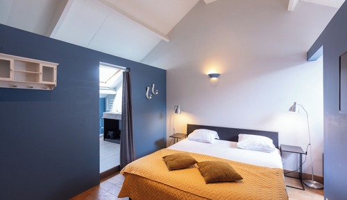 Room (8)