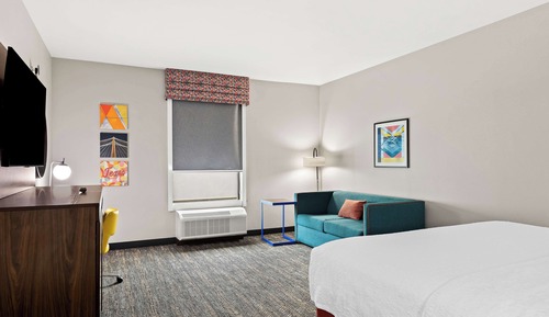 Studio, 1 King Bed, Refrigerator & Microwave (Wet bar)