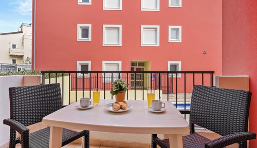 Studio, Balcony