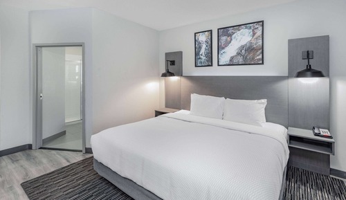Deluxe Room, 1 Queen Bed, Accessible, Non Smoking