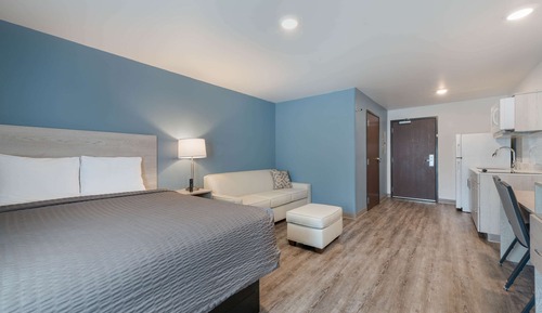 Queen Suite with Sofa Accessible