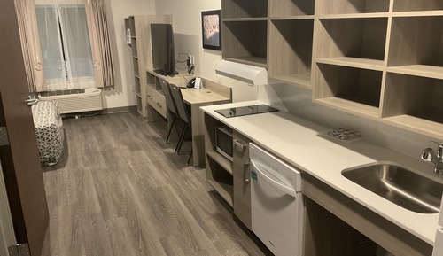 Queen Suite w/ Dishwasher (Dishes/Cookware Included) Accessible Roll-in Shower