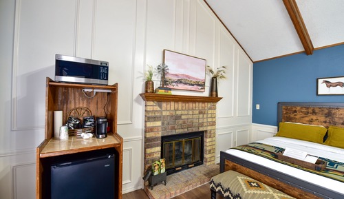Classic Cabin, Fireplace, Courtyard View