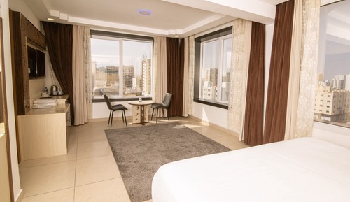 Deluxe Studio, 1 King Bed, City View