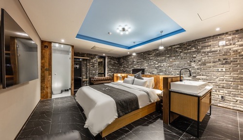 Room (Open Special Suite (Hard Drive-Less P)