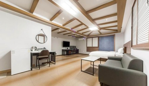 Room (Family room (one bed + Korean-style r)