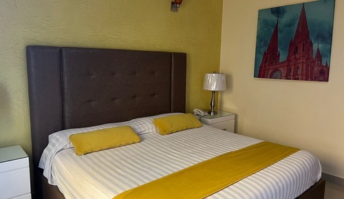 City Room, 1 King Bed