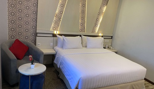 Junior Suite, 1 Queen Bed, Smoking (Living Room)