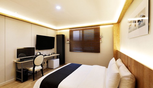 Standard Double Room (Breakfast not provided on Monday)