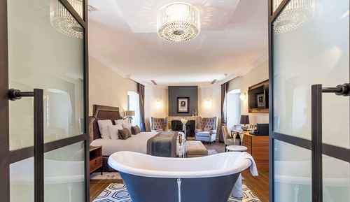 Premium Room, 1 King Bed, Non Smoking, Fireplace