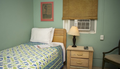 Single/Economy 1 Twin Bed (shared bath)