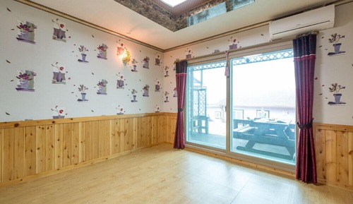 Room (103)
