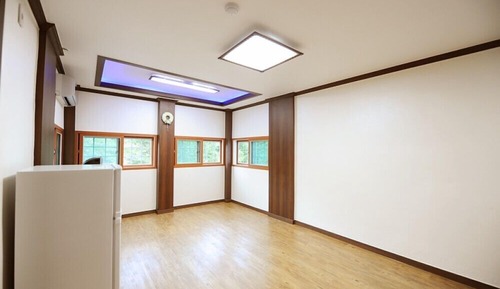 Room (Basil)