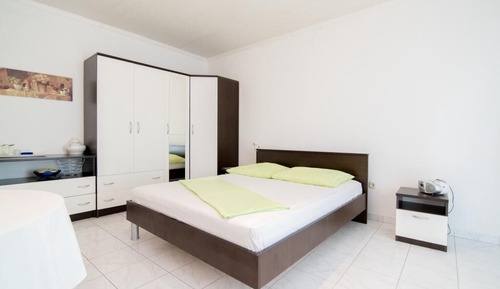Studio (Studio Apartment with Terrace)