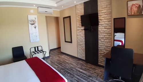 Room (Queen (Shower only))