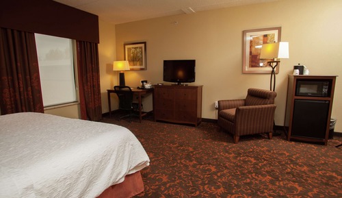 King bed room with whirlpool