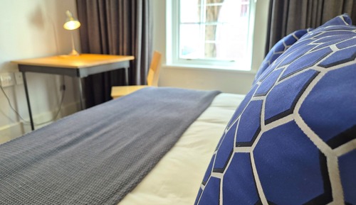 Luxury Cottage, 2 Bedrooms, Terrace, Hill View (77 Loader Street 2 night minimum stay)