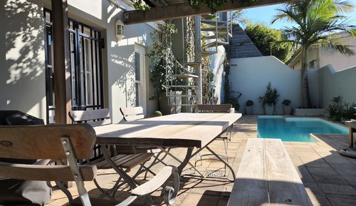 Exclusive Cottage, 2 Bedrooms, Pool Access, Mountain View (40 Napier Street 2 night minimum stay)