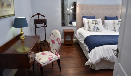 Exclusive Cottage, 3 Bedrooms, Pool Access, Mountain View (10 Loader Street 2 night minimum stay)