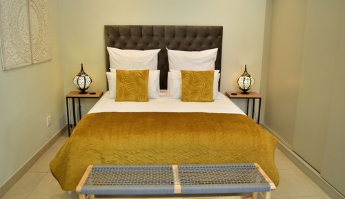 Studio, 1 Bedroom en-suite, air-conditioned (8a Loader Street 2 night min stay)
