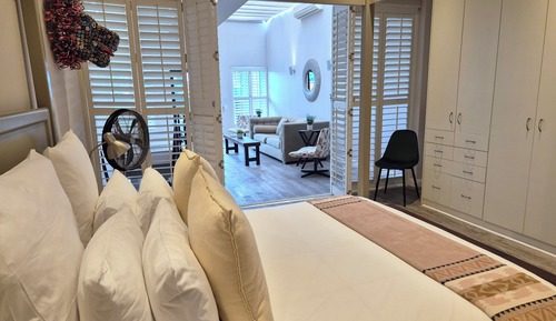 Luxury Cottage, 2 Bedrooms, Pool Access, City View (139 Waterkant Street 2 night min stay)