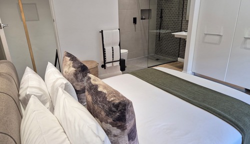 Exclusive Cottage, 2 Bedrooms, Private courtyard (98 Waterkant Street 2 night min stay)