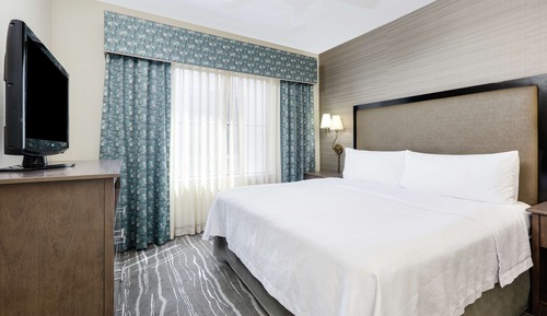 Suite, 1 King Bed with Sofa bed, Accessible (Mobility & Hearing, Roll-in Shower)