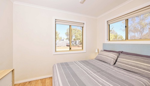  1 Bedroom Family Cabin - Shared Bathroom